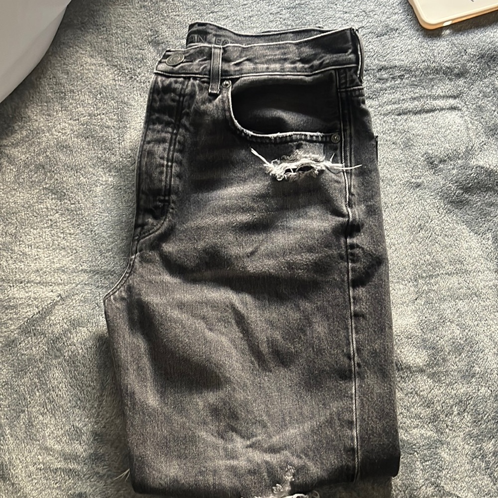 Size 6 Short black/grey American Eagle distressed 90s boyfriend jeans.